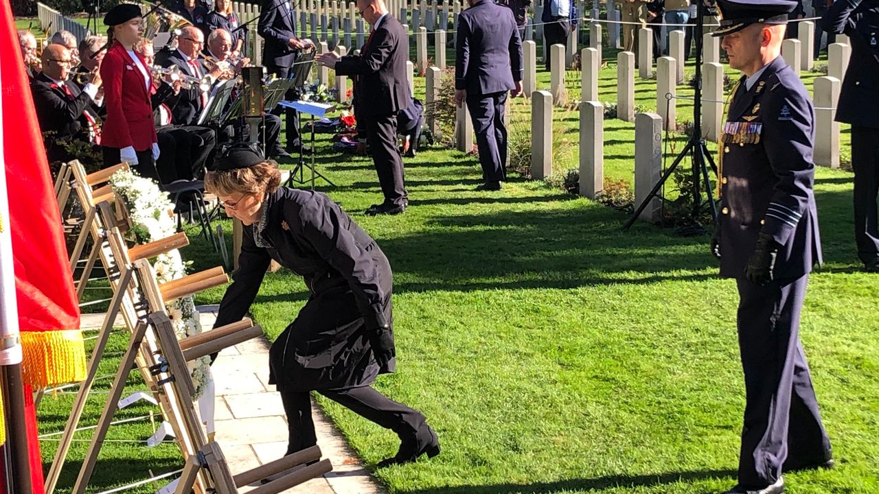 Prinses Margriet legt een krans (foto: Willem-Jan Joachems)