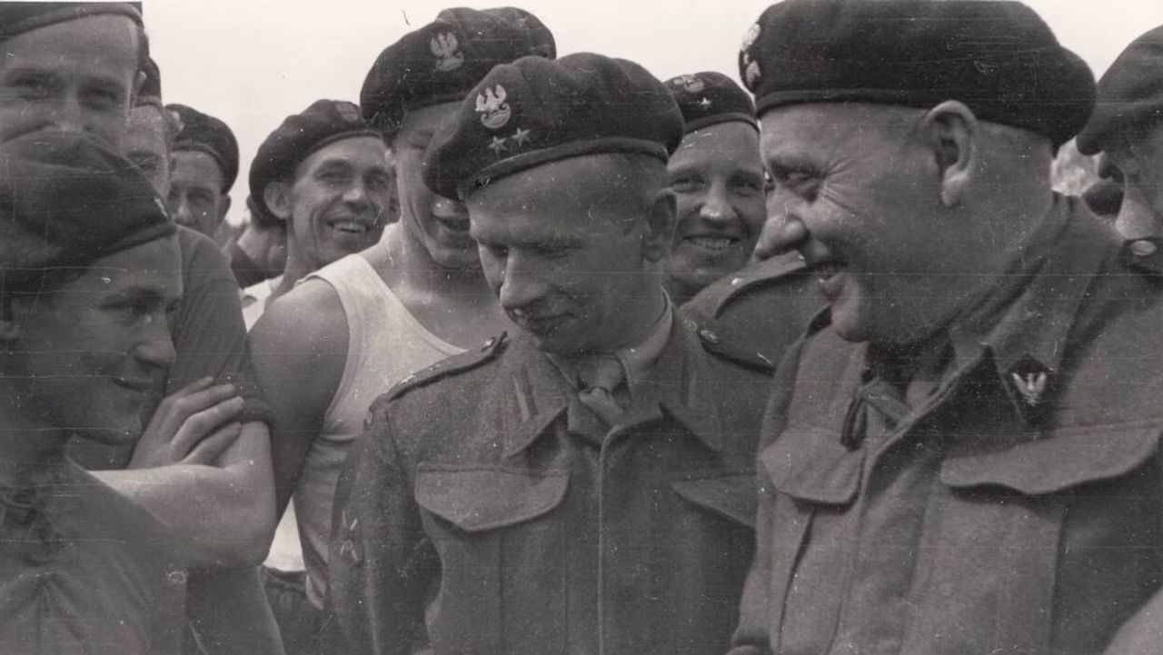Generaal Stanislaw Maczek en zijn mannen van de Eerste Poolse Pantserdivisie, vermoedelijk zomer 1944 (foto: archief) 