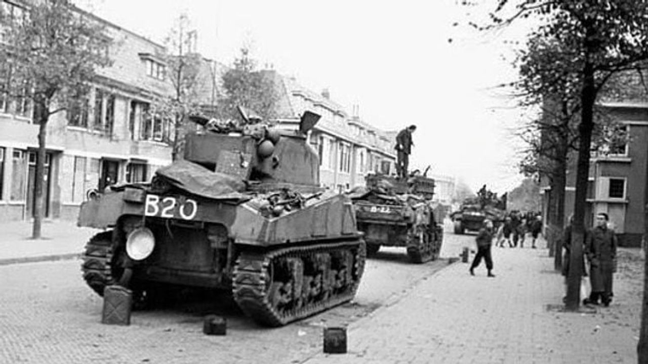 Canadese tanks in Bergen op Zoom oktober 1944 (foto: archief)