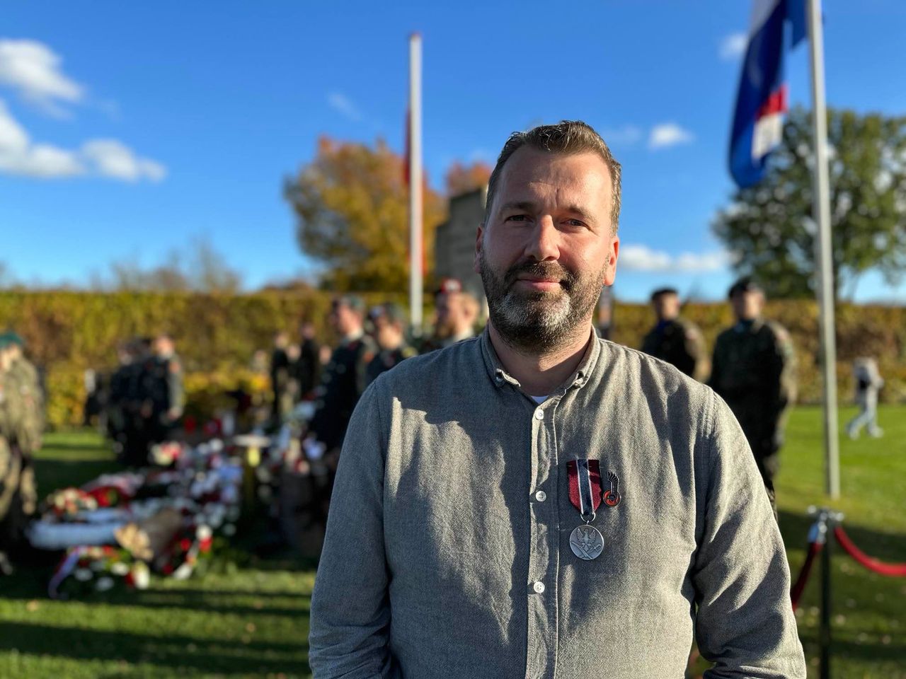 Leon draagt zijn onderscheiding met trots (Foto: Floortje Steigenga).