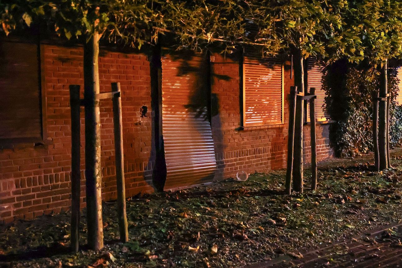 De schade aan het huis in Leende is aanzienlijk (foto: SQ Vision).