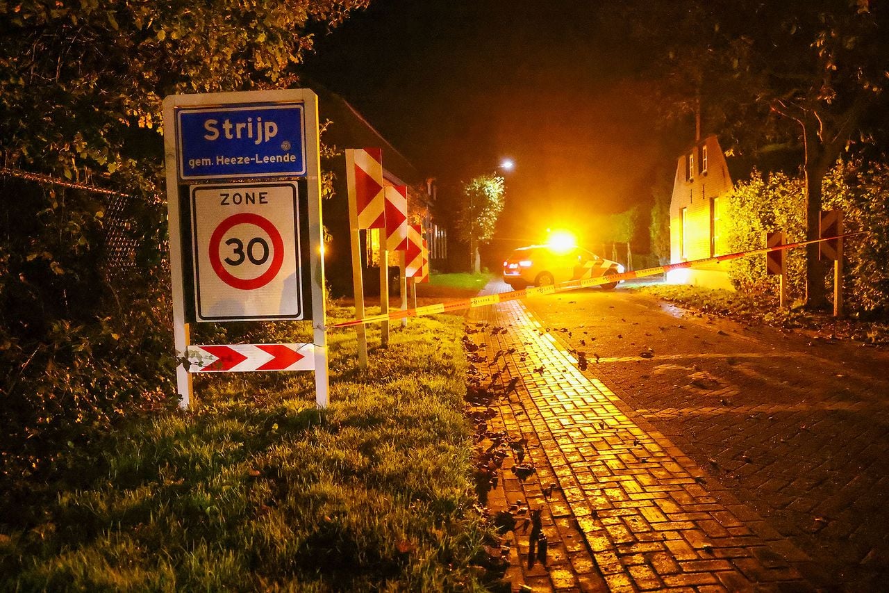 De Strijperstraat in Leende werd afgezet na de explosie (foto: SQ Vision).