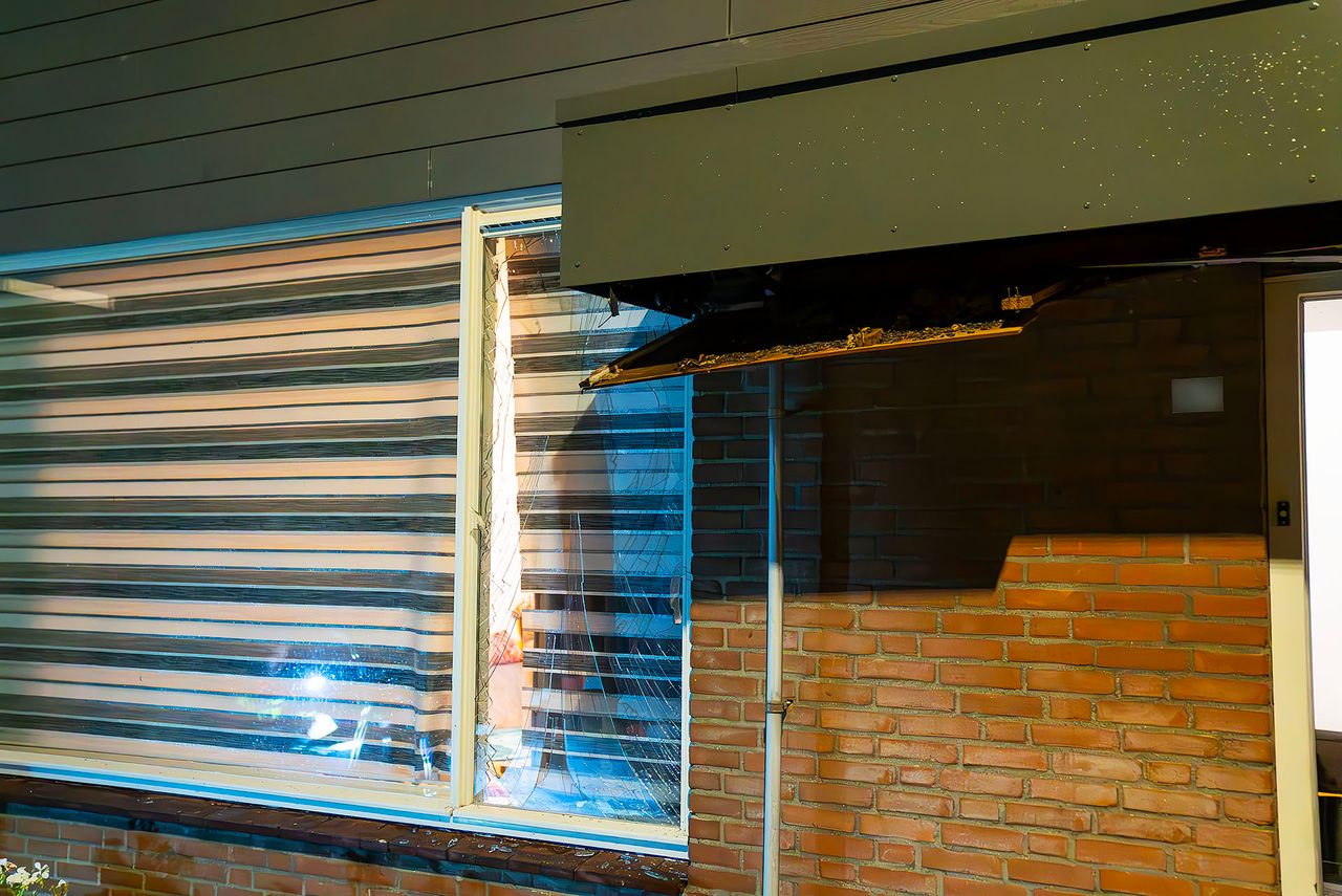 Bij het huis in Oss liepen ook een ruit en het afdak boven de voordeur stevige schade op (foto: Gabor Heeres/SQ Vision). 