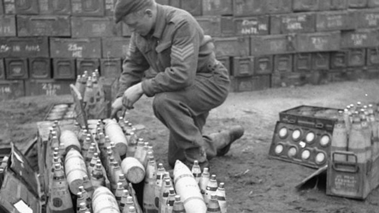 Artilleriegranaten klaargemaakt voor afvuren, Ossendrecht oktober 1944 (foto: archief) 