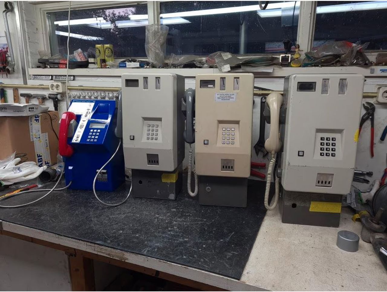 De telefoontoestellen die Arno verkoopt. 