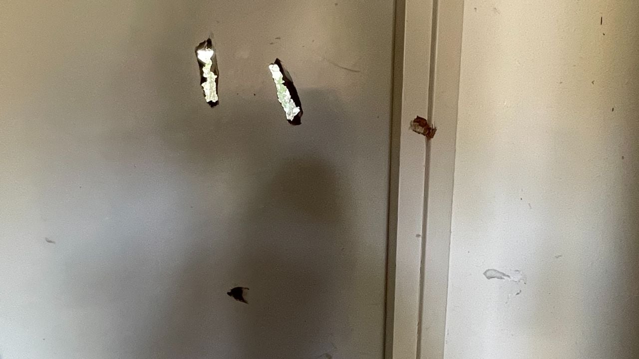 Stukken hout vlogen door de tussendeur (foto: Raymond Merkx).