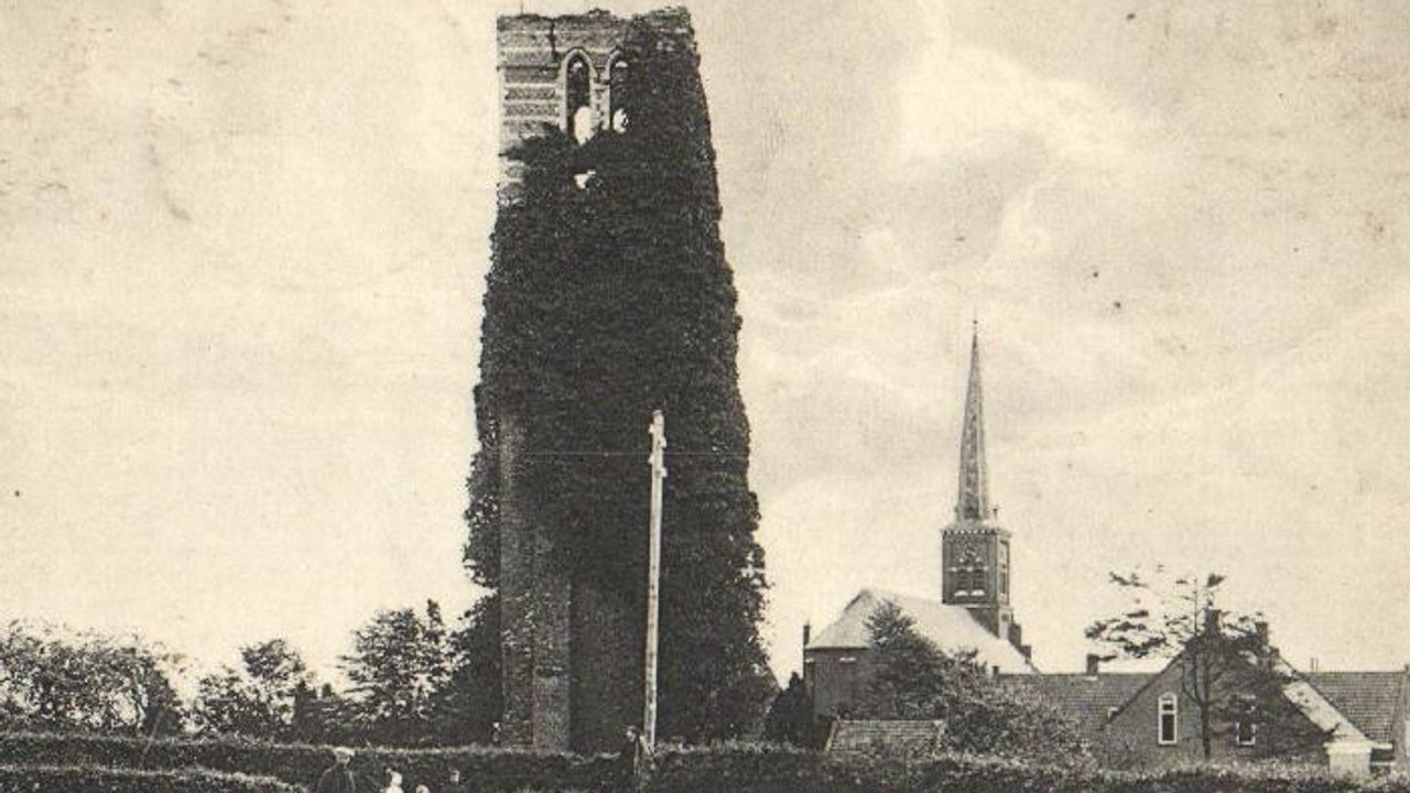 Beide torens van Woensdrecht, voor de slag in oktober 1944 (foto: archief)