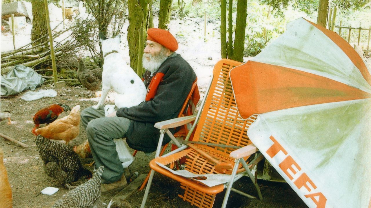 De apenboer op zijn perceeltje (foto: Arie Redelijkheid).