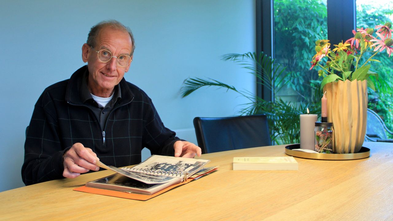 Schrijver Jan Smulders met een archief van Sjef van Dun (foto: Lobke Kapteijns).