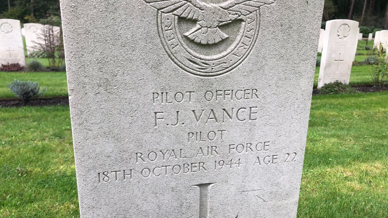 Grafsteen van Francis Vance op Canadees ereveld Bergen op Zoom (foto: Willem-Jan Joachems)
