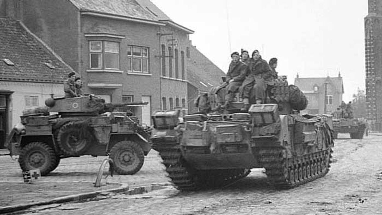 34e Tankbrigade in centrum Rijkevorsel onderweg naar West-Brabant (foto: archief)