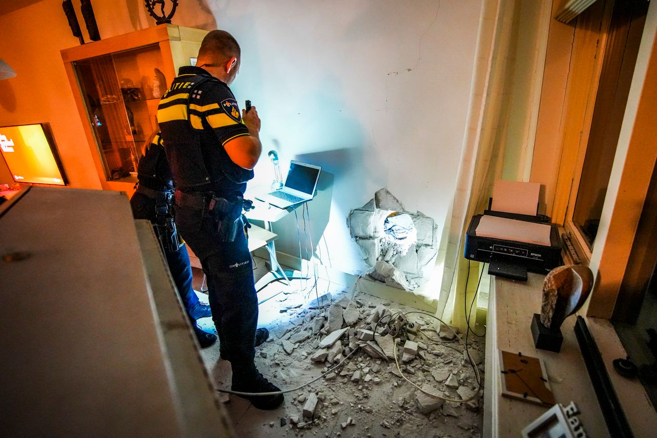 Ook het huis van de buren is flink beschadigd (Foto: SQ Vision). 