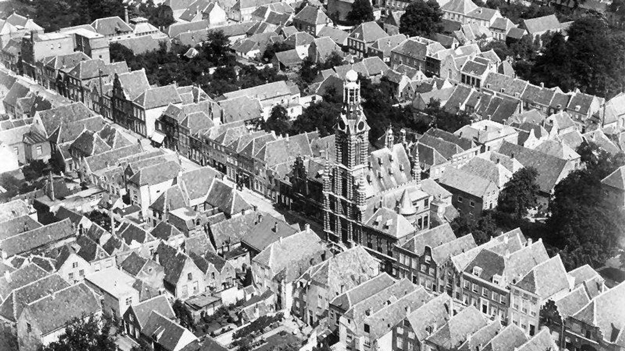 Het stadhuis van Heusden enkele jaren voor de oorlog (foto: archief)