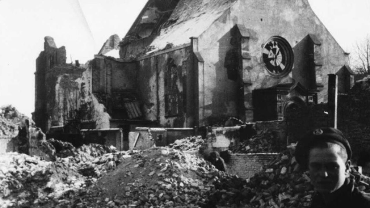 Hervormde kerk van Zevenbergen zwaar beschadigd in 1944 (foto: archief)