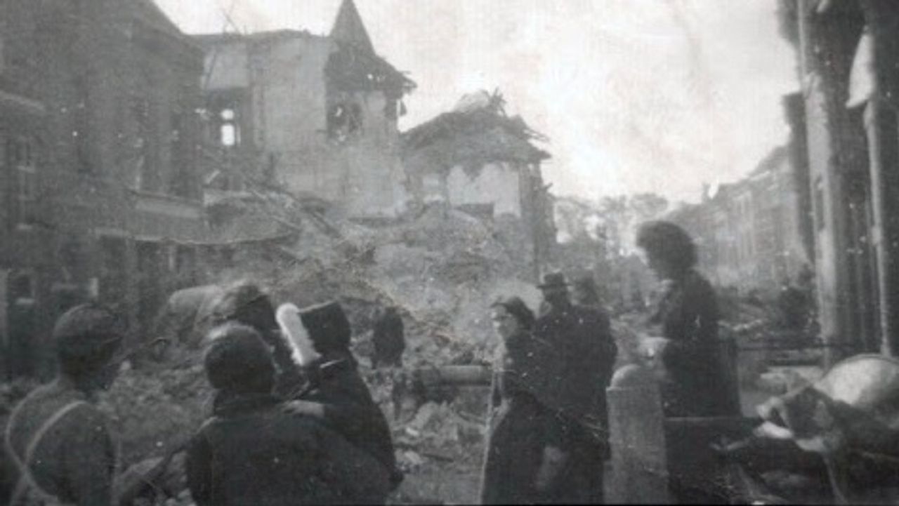 Een van de weinige foto's kort na de Stadhuisramp op 5 november 1944 in Heusden (foto: archief Salha)