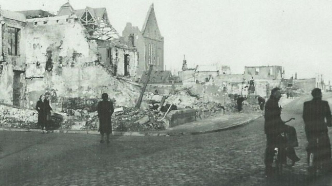 Puinhopen in Dinteloord door de bommen in november 1944 (foto: archief)