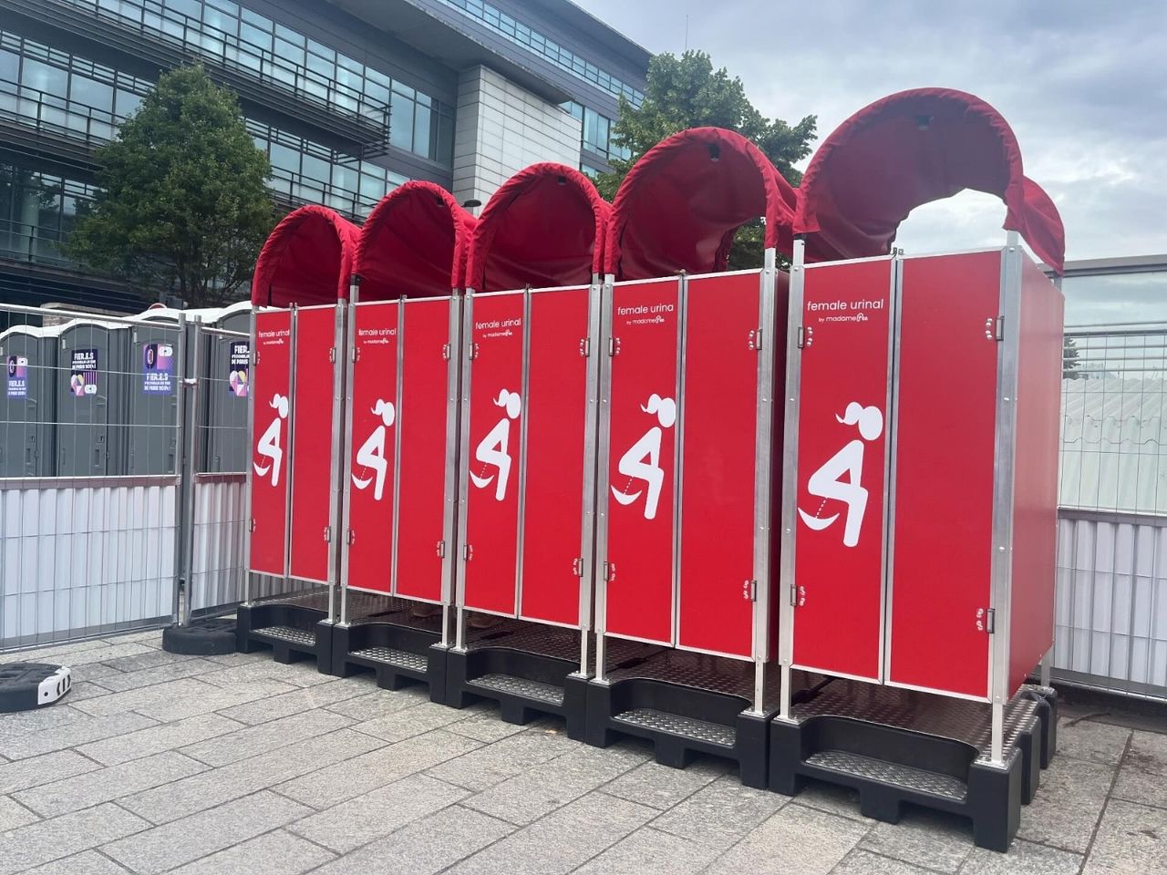 De MadamePee, een vrouwenurinoir, waar je gehurkt kan plassen (foto: privé).