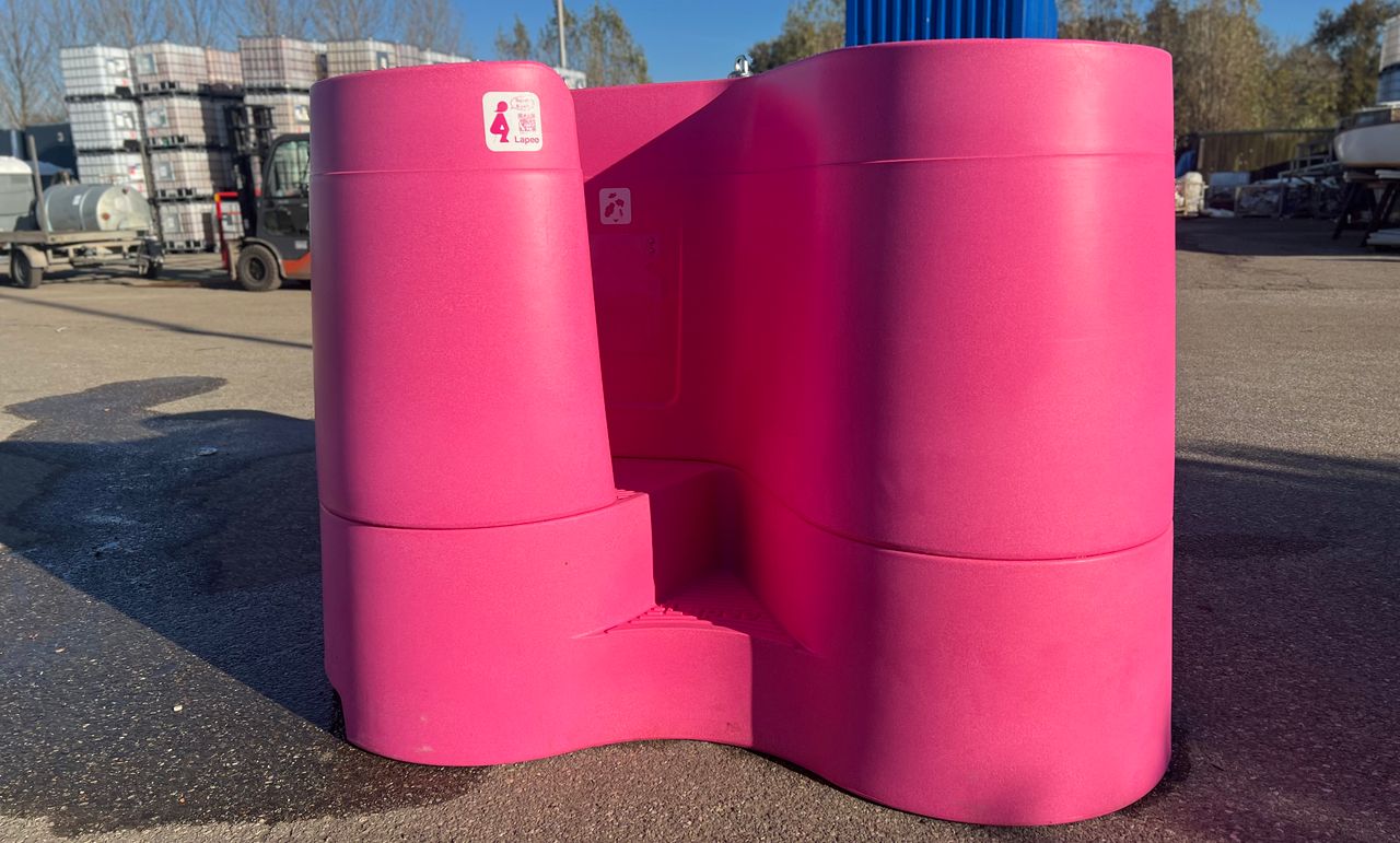 De Lapee: een felroze vrouwenurinoir (foto: Megan Hanegraaf).