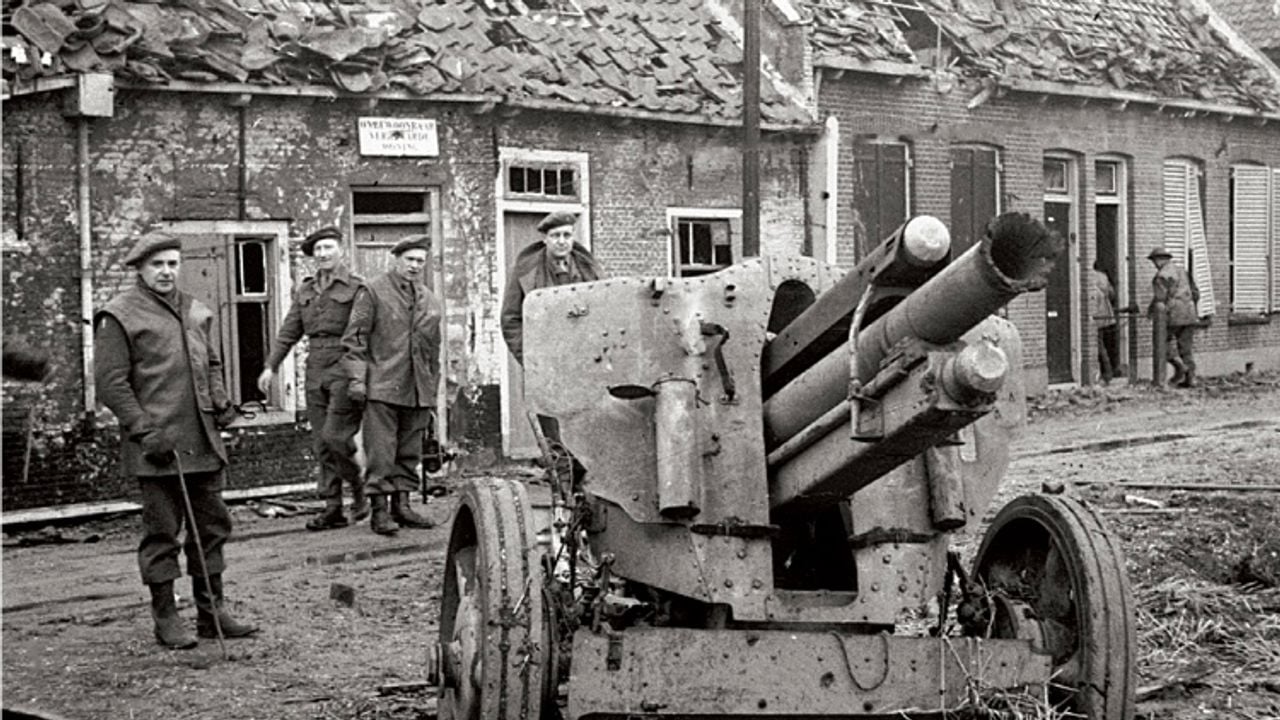 Willemstad, Achterstraat. Achtergelaten en opgeblazen 10.5 cm kanon (foto: archief)