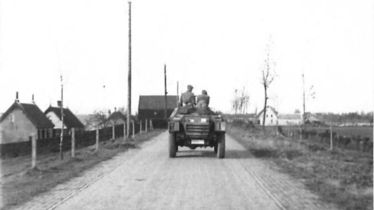 Scoutscar met officier en tolk onderweg over de Stadsedijk voor onderhandeling in Willemstad 6 november 1944 (foto: archief)