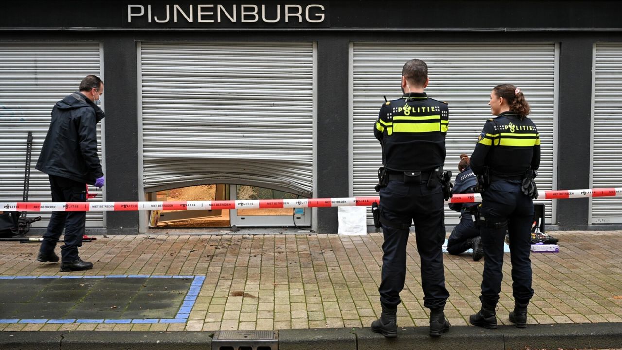 De deur en het rolluik raakten beschadigd (foto: Toby de Kort/SQ Vision).