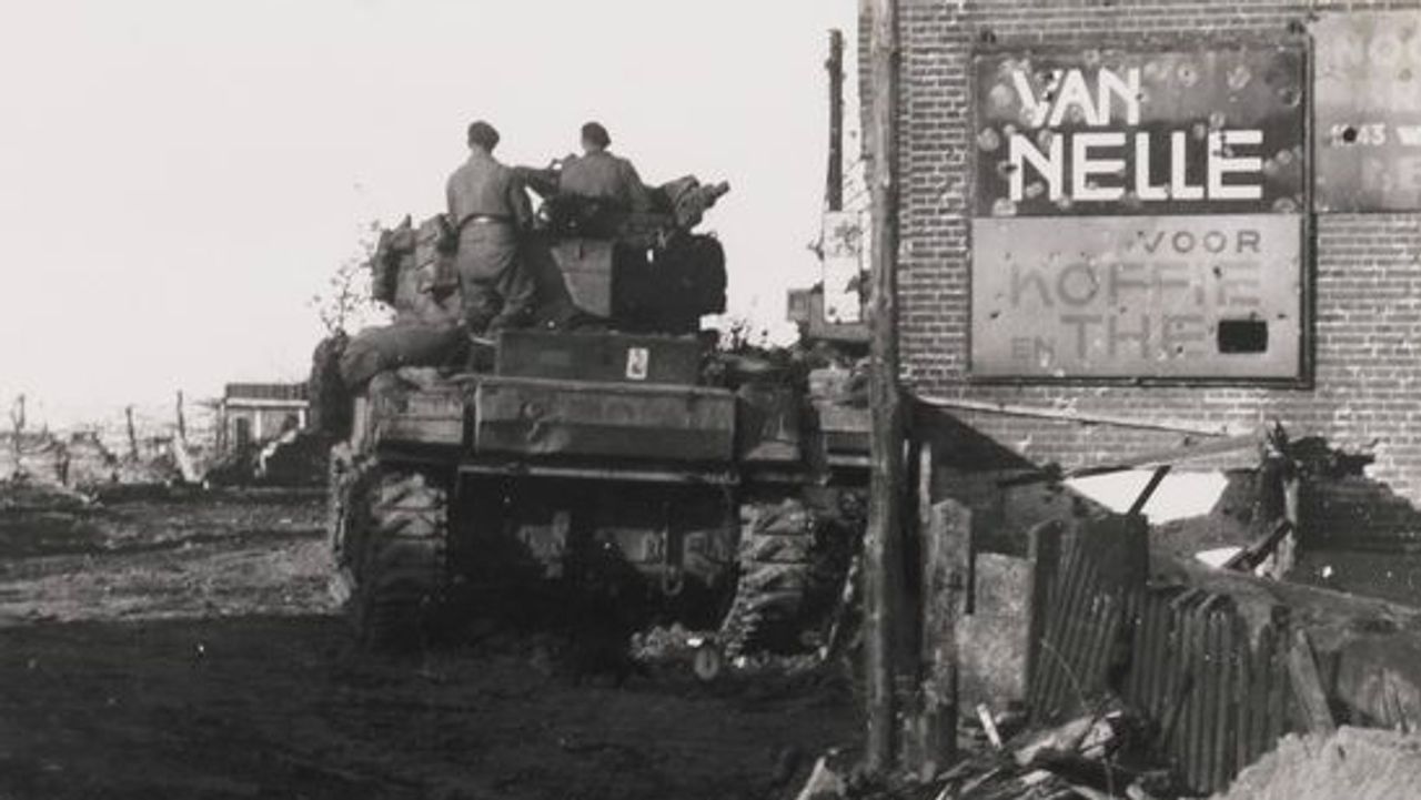 Poolse tank rijdt Moerdijk binnen (foto: Generaal Maczek Museum/Maczek Memorial)