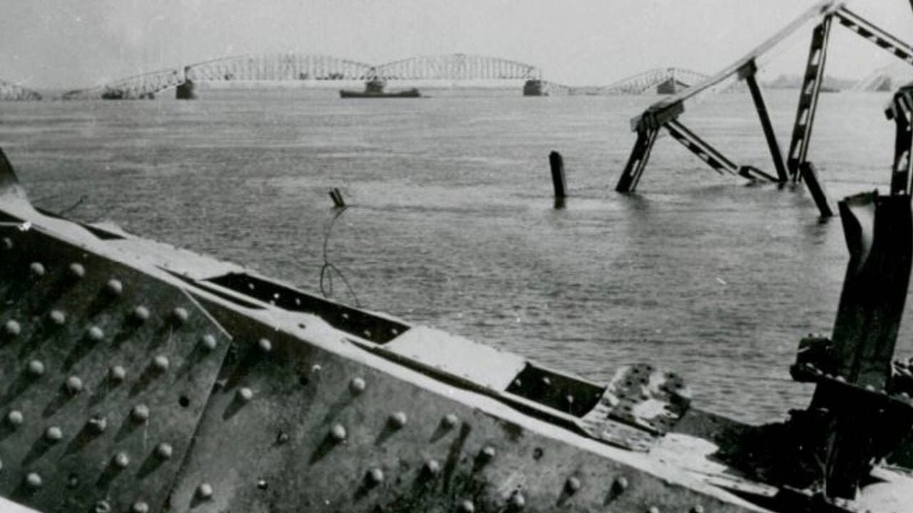 Een van de verwoeste Moerdijkbruggen (foto: NIOD)