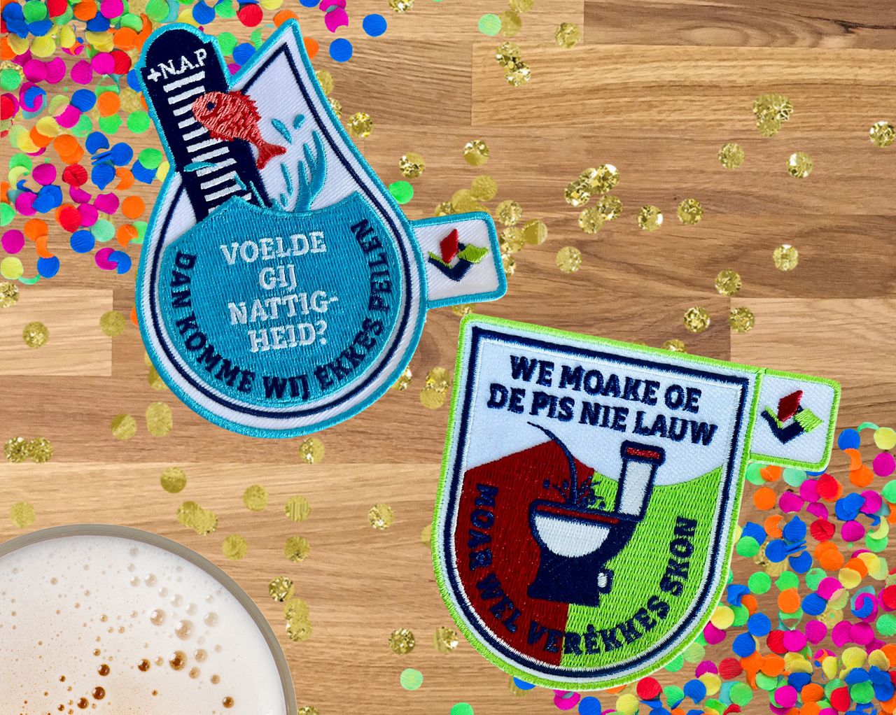 Links het nieuwe carnavalsembleem, rechts dat van carnavalsseizoen2023/2024