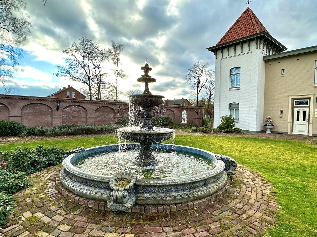 De fontein in de tuin (foto: Giesbers& De Kort).