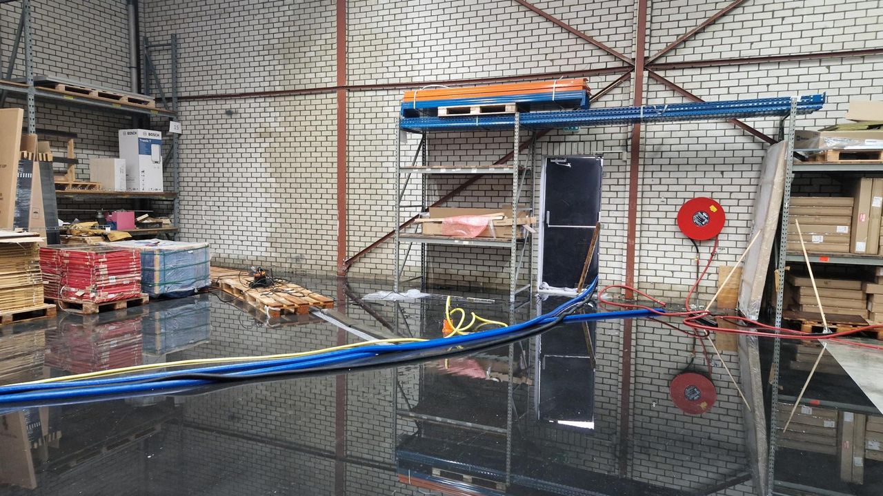 In de loods ligt een flinke laag bluswater (foto: Noël van Hooft).
