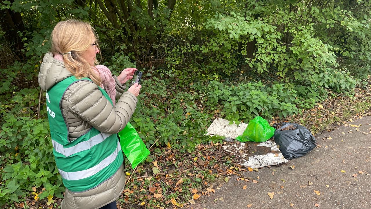 Nathalie Olde Hartmann maakt foto's van afvaldumping. 