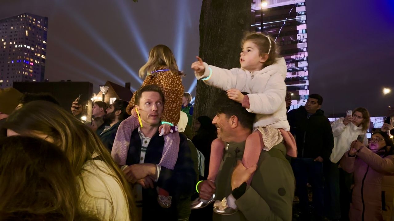 Jong en oud genieten van de lichtshows (fofo: Jan Peels)