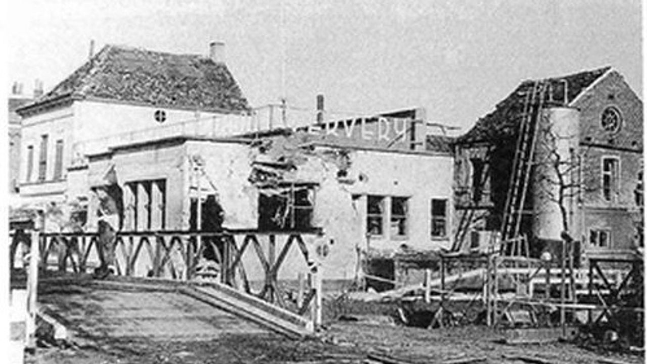 Fabrieken aan De Zoom, links de noodbrug nu Lincolnbrug (foto: archief)