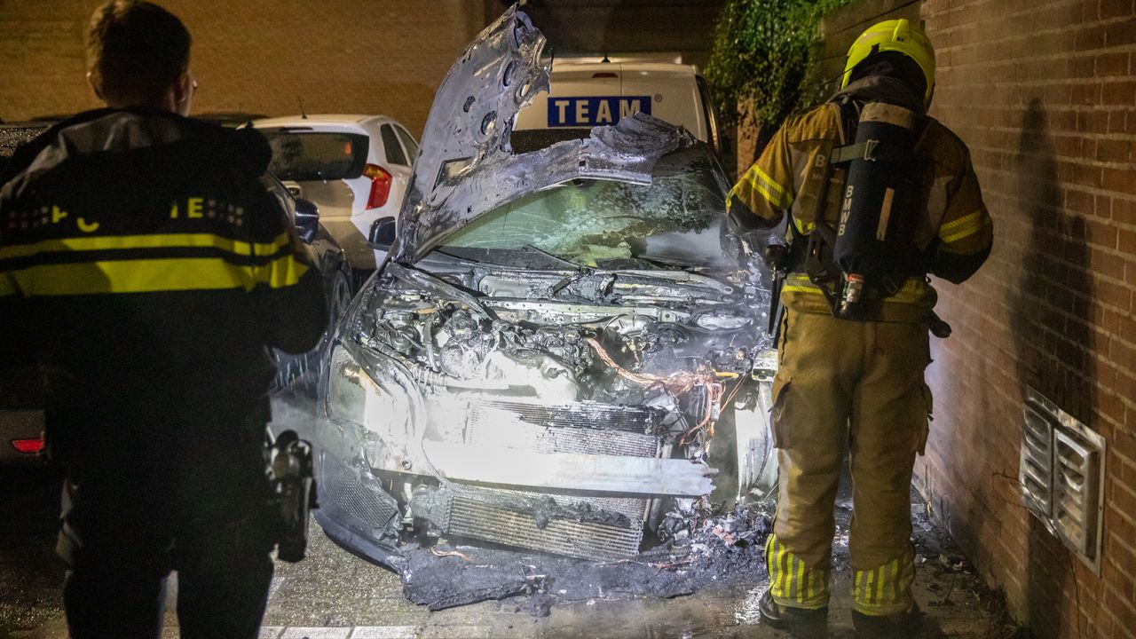 Van de auto aan de Oliemolen is niks meer over (foto: Christian Traets/SQ Vision).