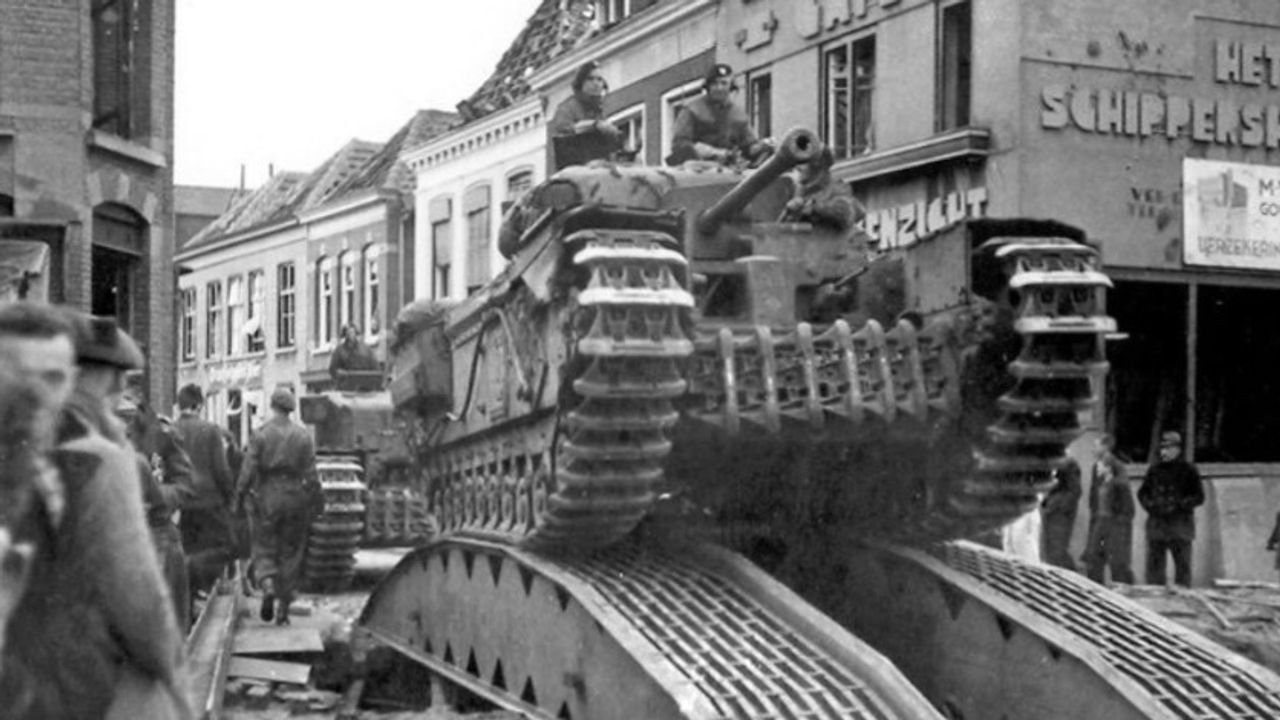 Churchilltank rijdt over noodbrug op Kade Roosendaal, 30 oktober 1944 (foto: archief)