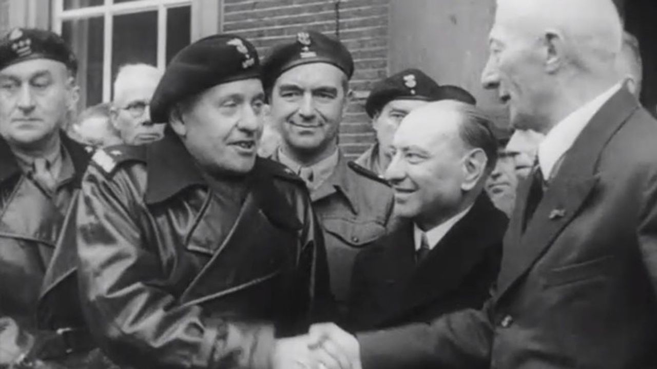 Generaal Maczek schudt hand burgemeester Van Slobbe van Breda (foto: Stadsarchief Breda)