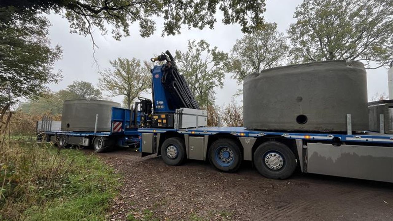 De betonnen watertanks van 7500 liter die in de voortuin van Bart geplaatst worden. (foto: Floortje Steigenga)