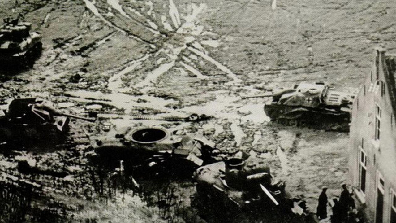 Uitgeschakelde voertuigen na de strijd bij Raamsdonk (foto: archief)