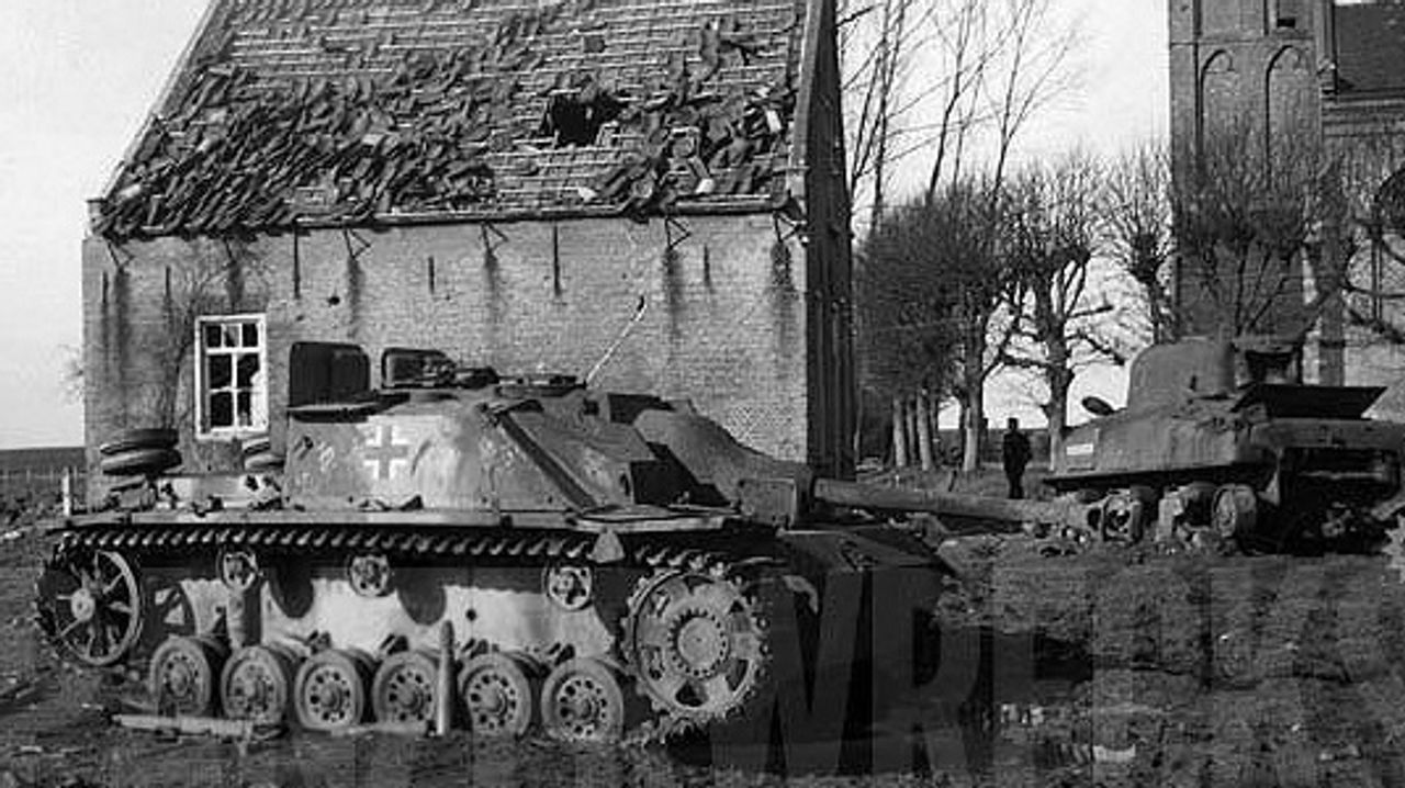 Uitgeschakelde voertuigen na de strijd bij Raamsdonk (foto: archief)