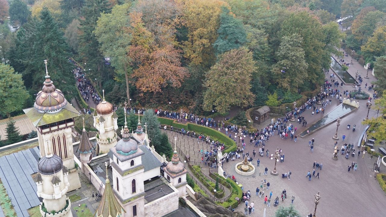 Bezoekers staan uren in de rij voor Danse Macabre (foto: Bart Meesters).