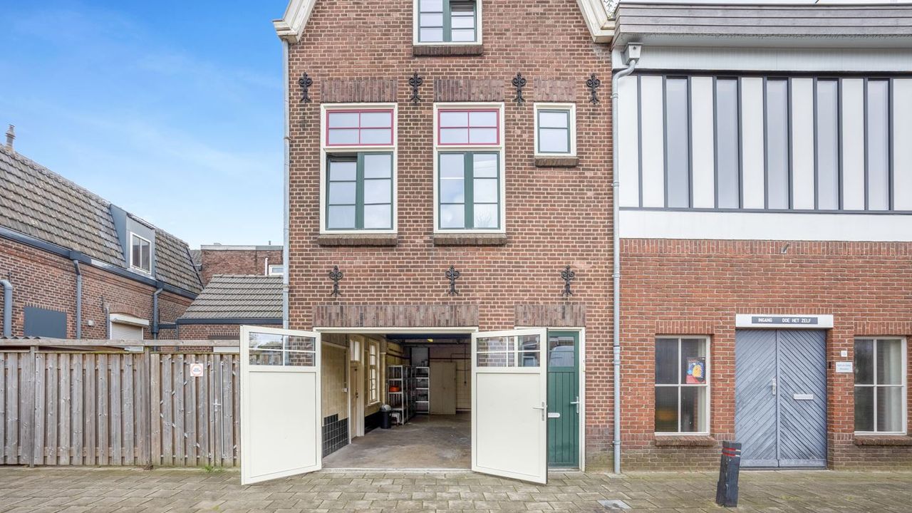 Op de begane grond vind je de garage (foto: IQ Makelaars).