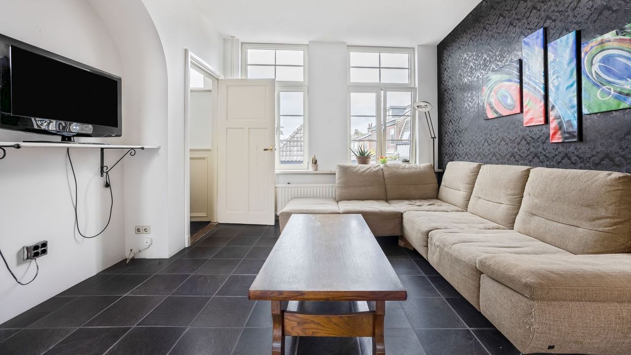 De woonkamer aan de voorzijde van het huis (foto: IQ Makelaars).