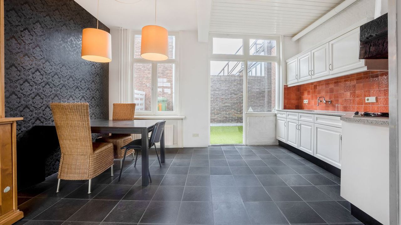 De keuken met een klein dakterras (foto: IQ Makelaars).