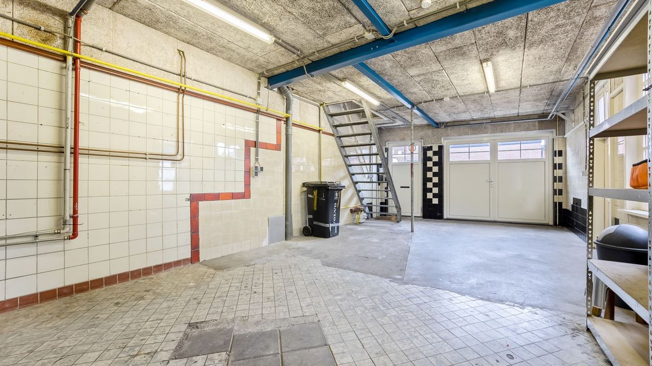 Alleen de tegels in de garage herinneren nog aan de slagerij (foto: IQ Makelaars).