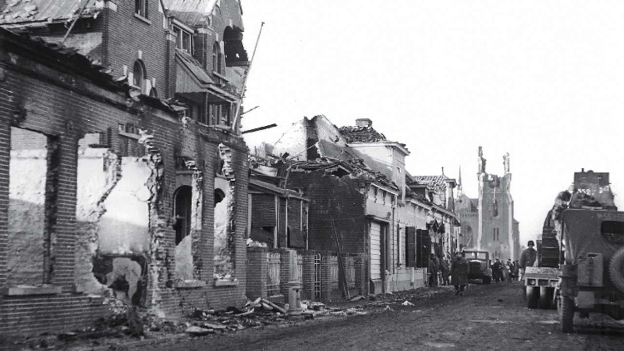 Stukgeschoten huizen en kerk in Standdaarbuiten, november 1944 (foto: archief)