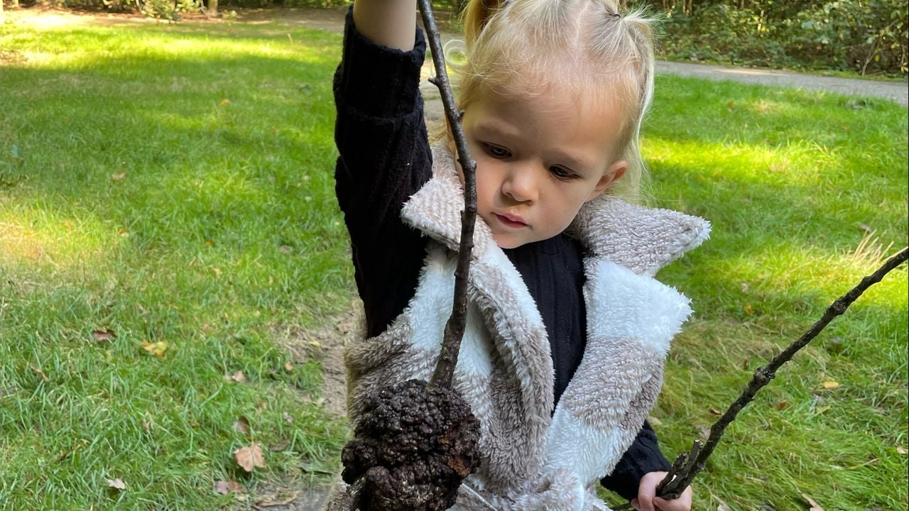 Julia met een warrelknoest (Foto: Ramona Broeken).