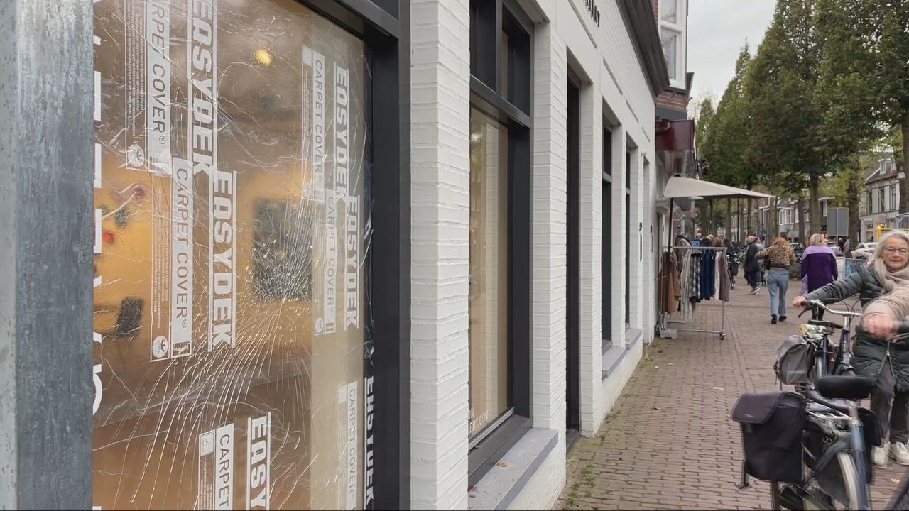 De ramen zijn flink beschadigd (foto: Omroep Brabant).