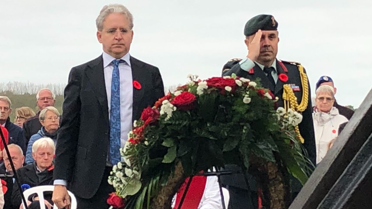 Ambassadeur Hugh Adsett van Canada en een militair van Canada Algonquin-militairen luiden hun klok (foto: Willem-Jan Joachems).