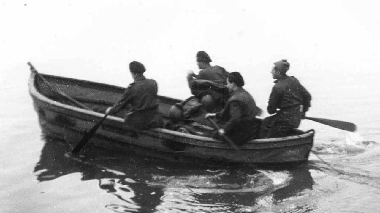 Poolse soldaten in een roeiboot, tijd en plaats onbekend (foto: Generaal Maczek Museum Breda/Maczek Memorial).