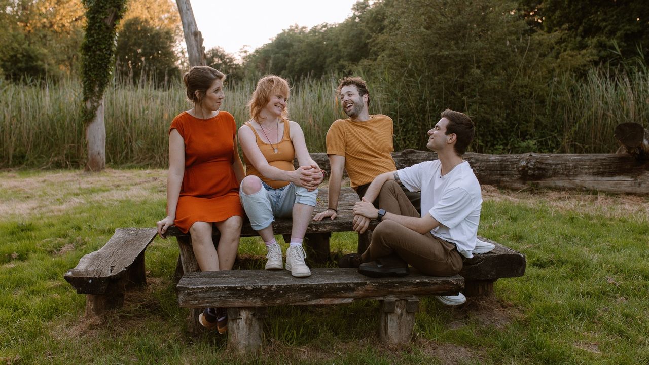 Het verhaal van de twee stellen is te volgen in de podcast 'Met de beste bedoelingen' (foto: Stories by Josan).